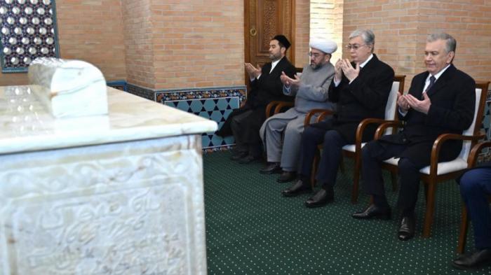 Токаев посетил мавзолей Толе би в Ташкенте
                22 декабря 2022, 12:42