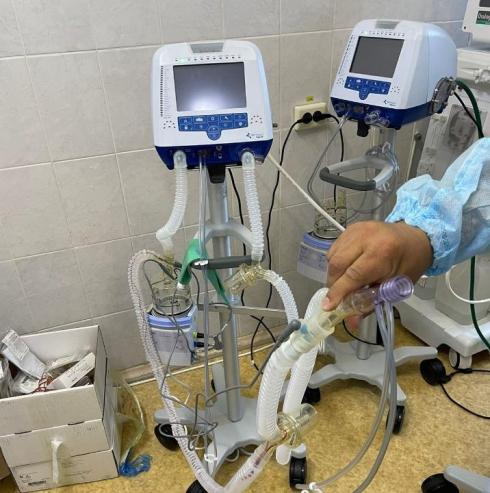 Центральной больнице Балхаша подарили три новых аппарата ИВЛ
