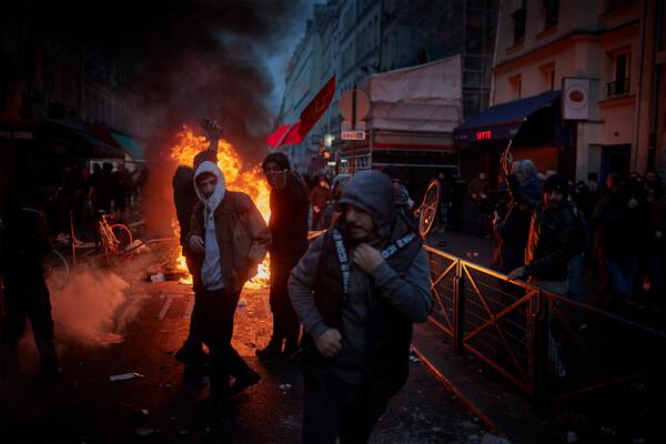 Более 30 полицейских пострадали в ходе беспорядков в Париже