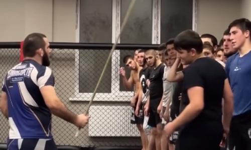 В зале Хабиба Нурмагомедова избивают бойцов бамбуковой палкой. Видео