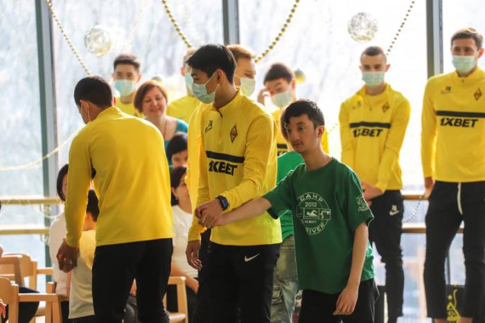 Футболисты «Кайрата» в преддверии Нового года посетили реабилитационный центр для детей