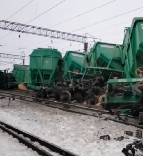 В Карагандинской области 19 вагонов сошли с рельсов