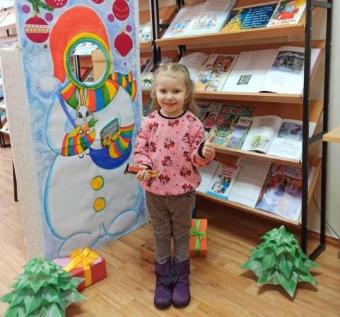 Новый год в библиотеке Бектурова: Книжная выставка, загадки и фотозона со снеговиком