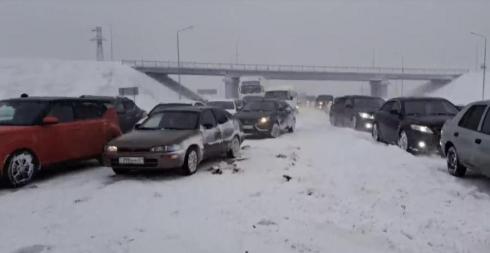 Более 200 автомобилей из-за метели застряли на трассах Карагандинской области
