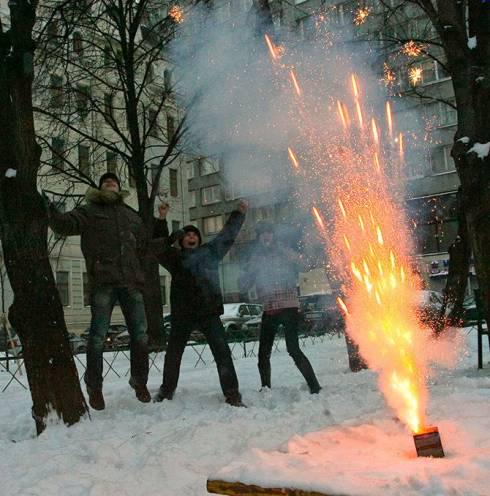 Четверо карагандинцев получили травмы после запуска фейерверков на праздничных выходных