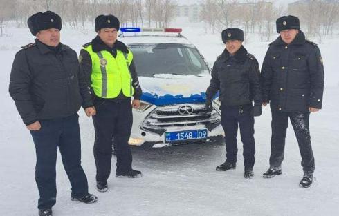 Водителя спасли из снежных заносов полицейские Ұлытау