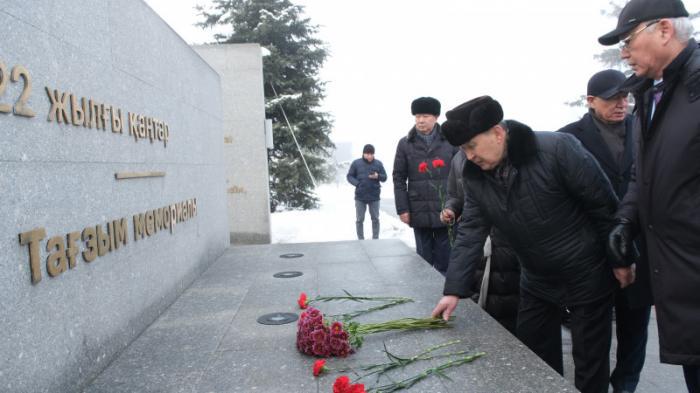 Алматинцы возложили цветы к мемориалу 