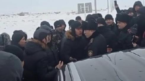 Агрессивная реакция водителей на закрытие трассы попала на видео в Карагандинской области
