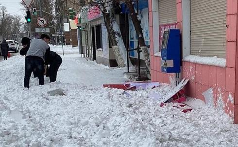 Опасно! Карагандинцев предупреждают о сходе снега с крыш домов
