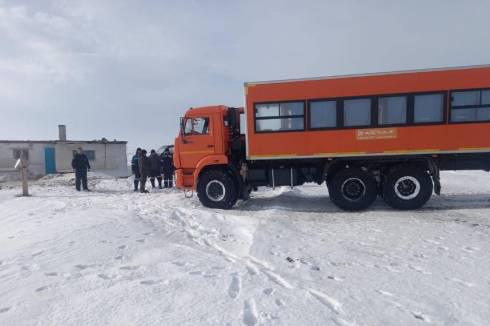 В Улытауской области спасли трех человек из авто на заснеженной трассе
