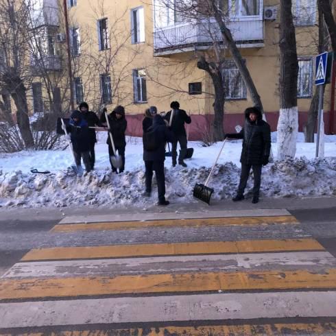 Карагандинские чиновники продолжили челлендж по очистке города от снега