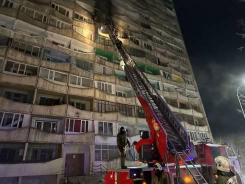 Взрыв газа не подтверждается: карагандинские спасатели устанавливают причину пожара в 16-этажном доме
