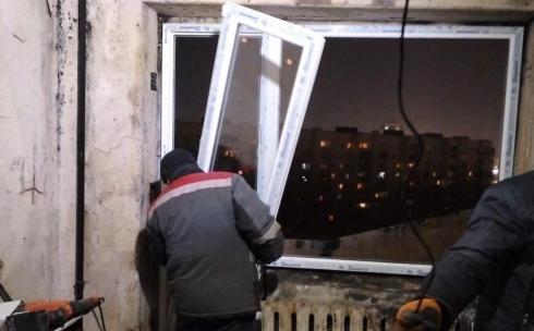 В Караганде поменяли окна в сгоревшей квартире 16-этажного дома