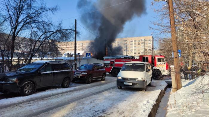 Густой черный дым от пожара в центре Алматы встревожил горожан
                13 января 2023, 14:49