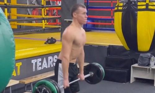 Казахстанский боксер показал впечатляющее видео силовой тренировки