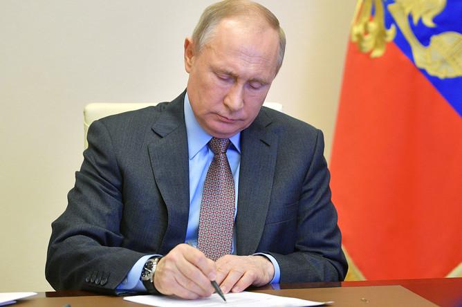 Путин поручил правительству в 2023 году увеличить реальные зарплаты граждан