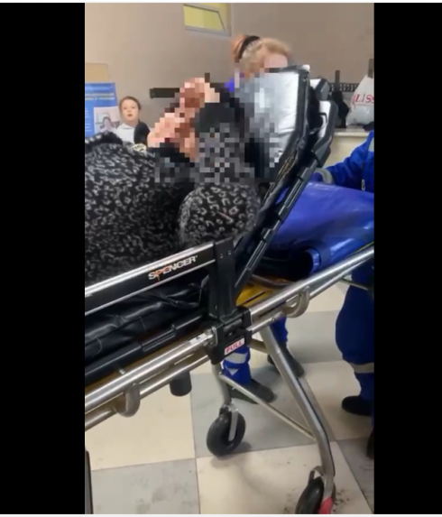 Пожилая карагандинка, перенесшая эндопротезирование колена, поскользнулась и упала на выходе из поликлиники