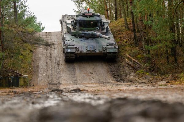 Зеленский заявил, что поставка нескольких десятков западных танков не поможет Украине