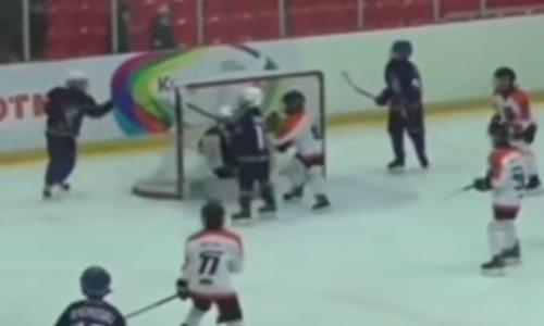Десятилетний хоккеист «Барыса» шокировал всех на турнире в России. Видео