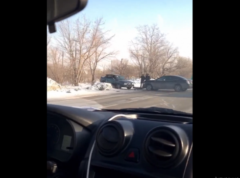 В Караганде после аварии легковую машину вынесло на заваленную снегом обочину