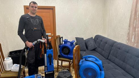 Житель посёлка Осакаровка организовал выездную химчистку мебели и ковров для односельчан