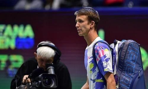 Теннисист из Казахстана менее чем за час проиграл на турнире в Бельгии
