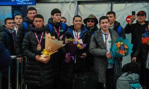 Завоевавшие 20 медалей ЧА-2023 казахстанские боксеры вернулись на родину