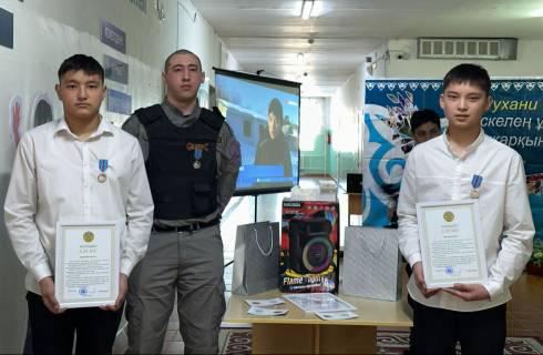 Спасли людей из горящего дома: троих карагандинцев наградили за отвагу