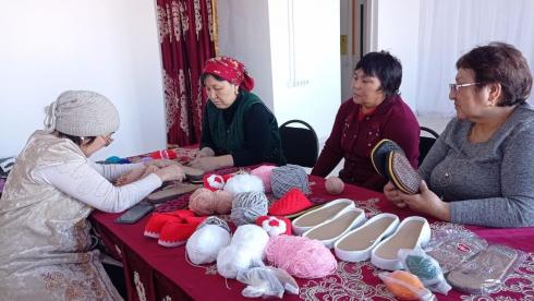 Жительница Актогайского района бесплатно обучает женщин рукоделию