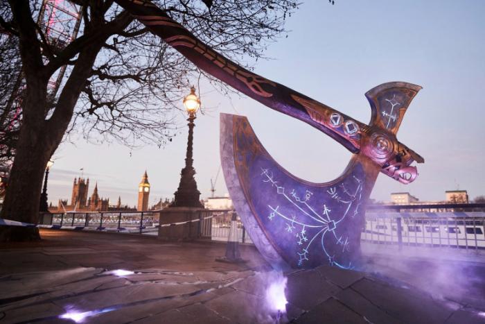 В Лондоне установили инсталляцию с огромным топором из God of War