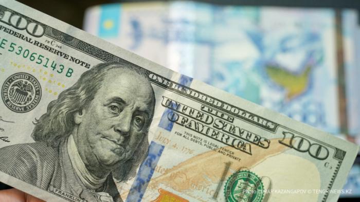 Названы официальные курсы доллара, рубля и евро на 8 февраля
                07 февраля 2023, 16:36