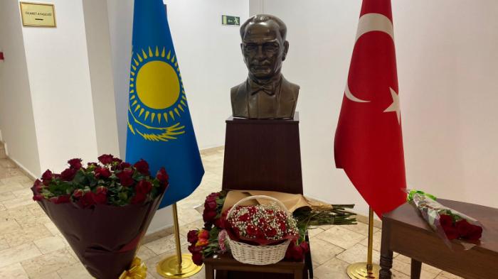 Казахстанцы несут цветы к посольству и генконсульству Турции
                08 февраля 2023, 15:20