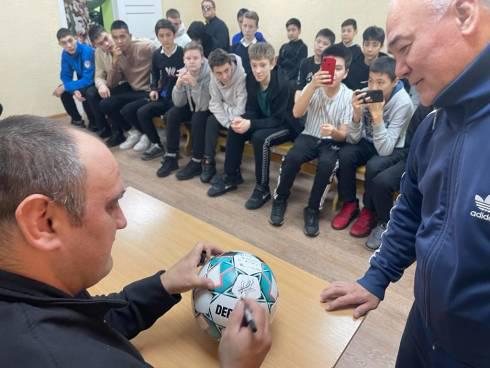 В Караганде подростки встретились с легендарным футболистом Андреем Финонченко