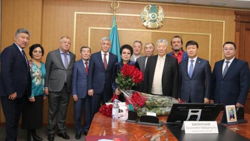 Ермаганбет Булекпаев поздравил с юбилеем заслуженного деятеля Казахстана Рымбалу Омарбекову