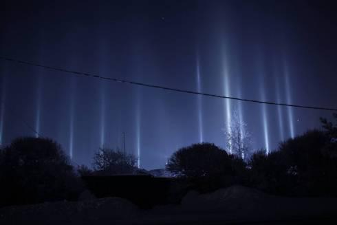 Жительница поселка Уштобе засняла на видео красивое природное явление - световые столбы