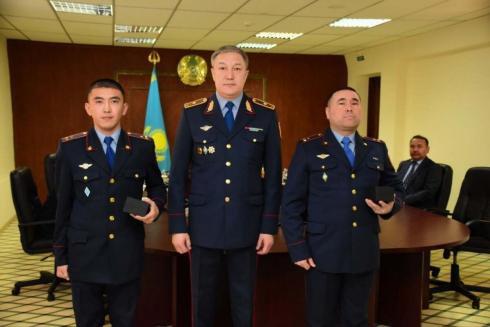 Полицейских, задержавших пытавшегося скрыться пьяного водителя, наградили в ДП Карагандинской области