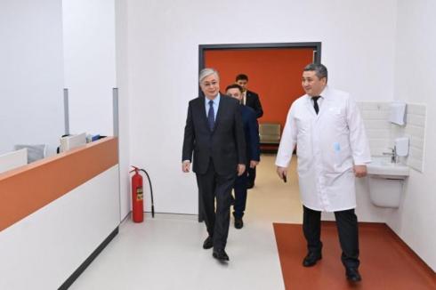 Глава государства ознакомился с работой клинико-реабилитационного центра Viamedis Kokshetau