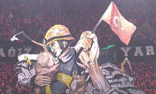 Турецкие фанаты поблагодарили спасателей Казахстана перед матчем Лиги Европы. Фото