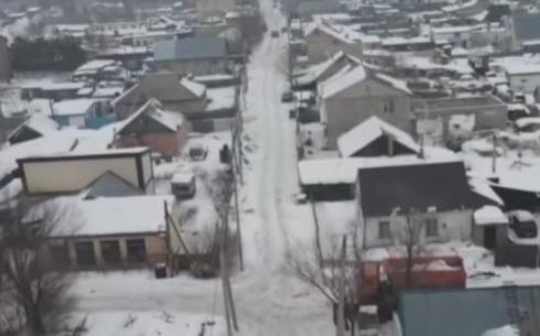 В Караганде вывозят снег с наиболее подверженных к подтоплению участков