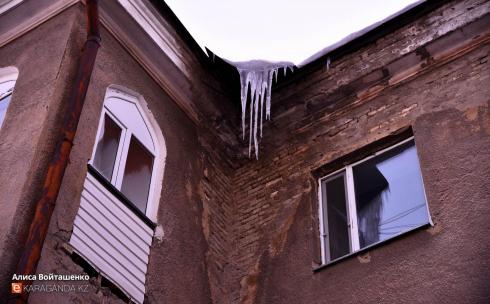 Карагандинцев просят очистить крыши домов от снега и наледи