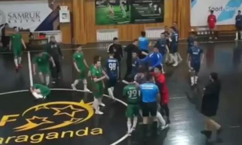На турнире в Казахстане игроки подрались прямо на поле. Видео