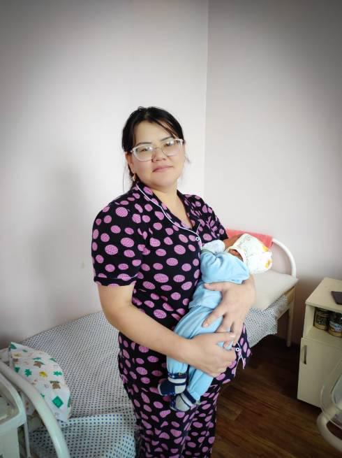 Мама малыша-батыра поблагодарила темиртауских врачей за удачные роды