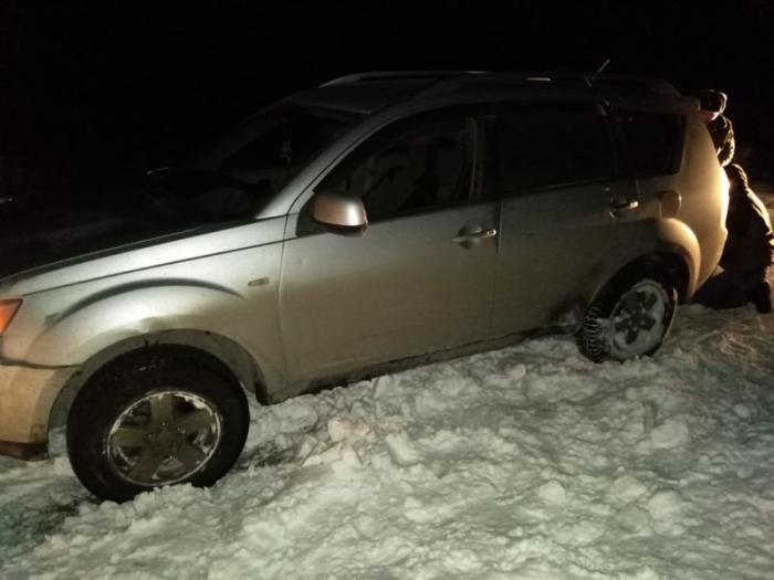 Североказахстанским спасателям пришлось вытаскивать автомобиль из полыньи