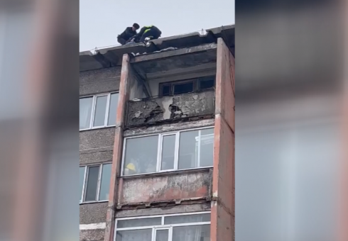 В Темиртау полицейские сняли с крыши дома мужчину, пытавшегося покончить собой