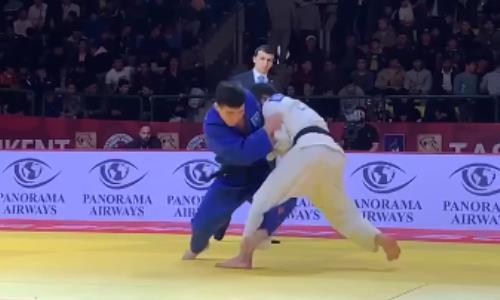 Казахстанский дзюдоист разобрался с чемпионом мира и приблизился к «золоту» в Узбекистане. Видео