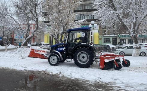 В Караганде после обильного снегопада чистят и посыпают песком тротуары