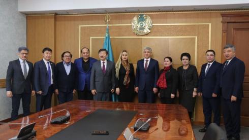 Аким Карагандинской области поздравил с юбилеем заслуженного деятеля Казахстана Дюсена Касеинова