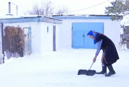 Не люблю просто так сидеть – 102-летняя карагандинка каждое утро убирает снег во дворе