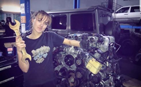 С машиной на «ты»: карагандинка Мария Байгузина работает автомехаником