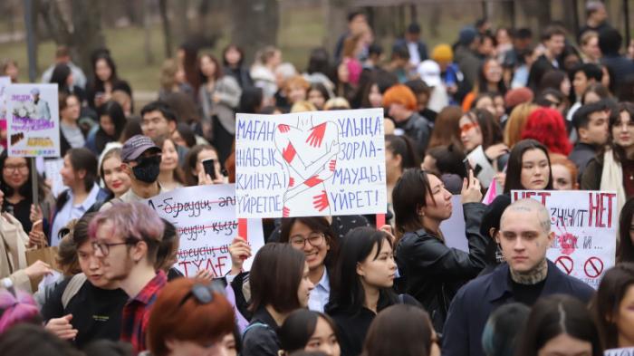 В Алматы состоялся феминистский митинг: с какими лозунгами выступили участницы
                08 марта 2023, 16:12